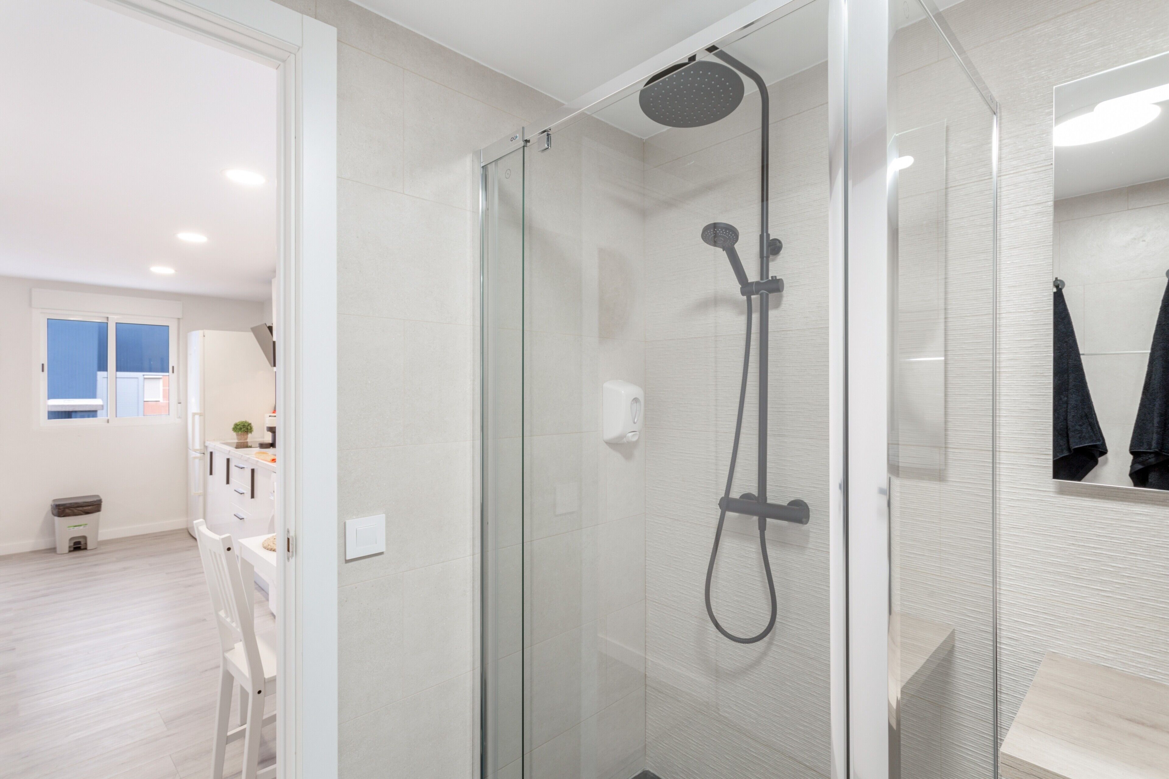 Een douche, een haardroger, handdoeken