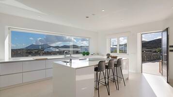 Køleskab, mikrobølgeovn, ovn, kogeplade