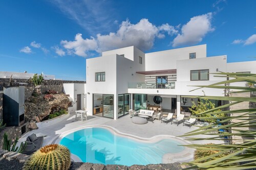 Vacation Villa 'Tinguaton' with Mountain View, Wi-Fi and Air Conditioning