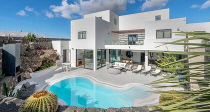 Vacation Villa 'Tinguaton' with Mountain View, Wi-Fi and Air Conditioning