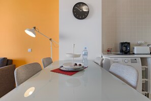 Eine moderne Küche mit Geschirrspüler, Kaffeemaschine und Mikrowelle.