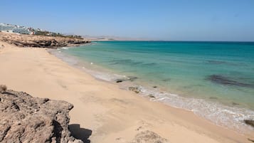 Una spiaggia nelle vicinanze