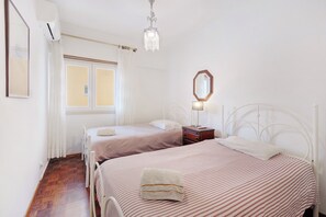 2 chambres, fer et planche à repasser, Wi-Fi gratuit, draps fournis