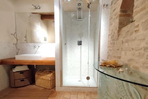 Shower, bidet, towels