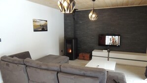 Living area - LE GITE DE BENJAMIN - BESSE AND SAINT ANASTAISE (BESSE ET SAINT ANASTAISE)