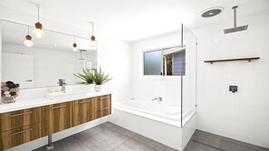 Shower, towels - A Beautiful Holiday Property in Mylestom (Mylestom)