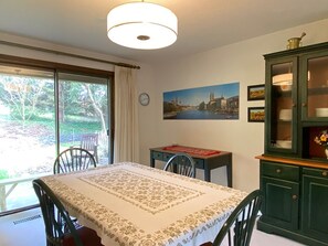 Dining - Cozy 3-bedroom house in tranquil Corvallis with WiFi, AC. Relax and unwind (Corvallis)