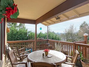 Outdoor dining - Cozy 3-bedroom house in tranquil Corvallis with WiFi, AC. Relax and unwind (Corvallis)