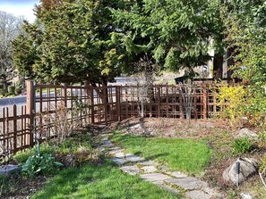 Property grounds - Cozy 3-bedroom house in tranquil Corvallis with WiFi, AC. Relax and unwind (Corvallis)