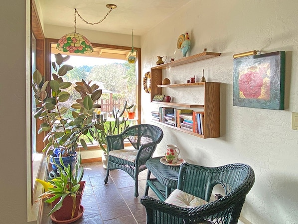 Interior - Cozy 3-bedroom house in tranquil Corvallis with WiFi, AC. Relax and unwind (Corvallis)