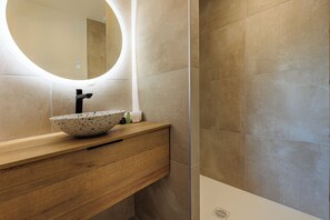 Shower, hair dryer, towels - Maison Évasion Océane - Welkeys (Capbreton)
