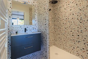 Douche, sèche-cheveux, serviettes fournies