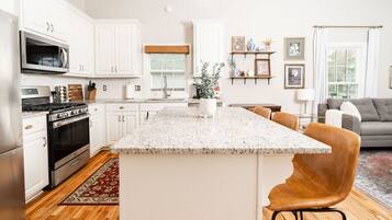 Køleskab, mikrobølgeovn, ovn, kogeplade