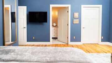 2 dormitorios, escritorio, tabla de planchar con plancha y cuna de viaje