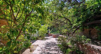 Charming 3 bedroom luxury cottage in Los Angeles hills WiFi, AC Family Friendly