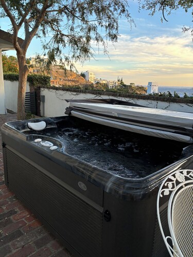 Charming 3 bedroom luxury cottage in Los Angeles hills WiFi, AC Family Friendly