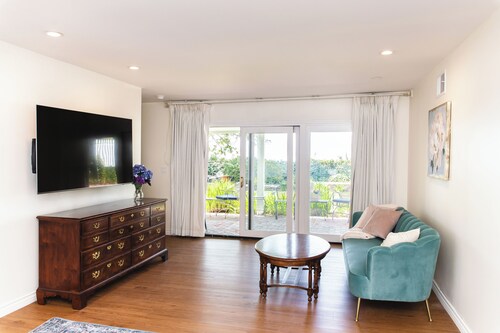 Charming 3 bedroom luxury cottage in Los Angeles hills WiFi, AC Family Friendly