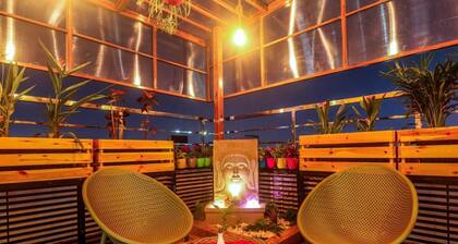 Blue Hawk Hospitality-Where Blue meets Bliss, Penthouse Haven with a Jacuzzi.