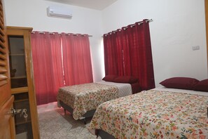 3 bedrooms, WiFi, bed sheets - CERICOTE HOUSE, FLOWERS. SANTA ELENA, PETÉN. GUATEMALA. 3 min from the airport :D (Flores)