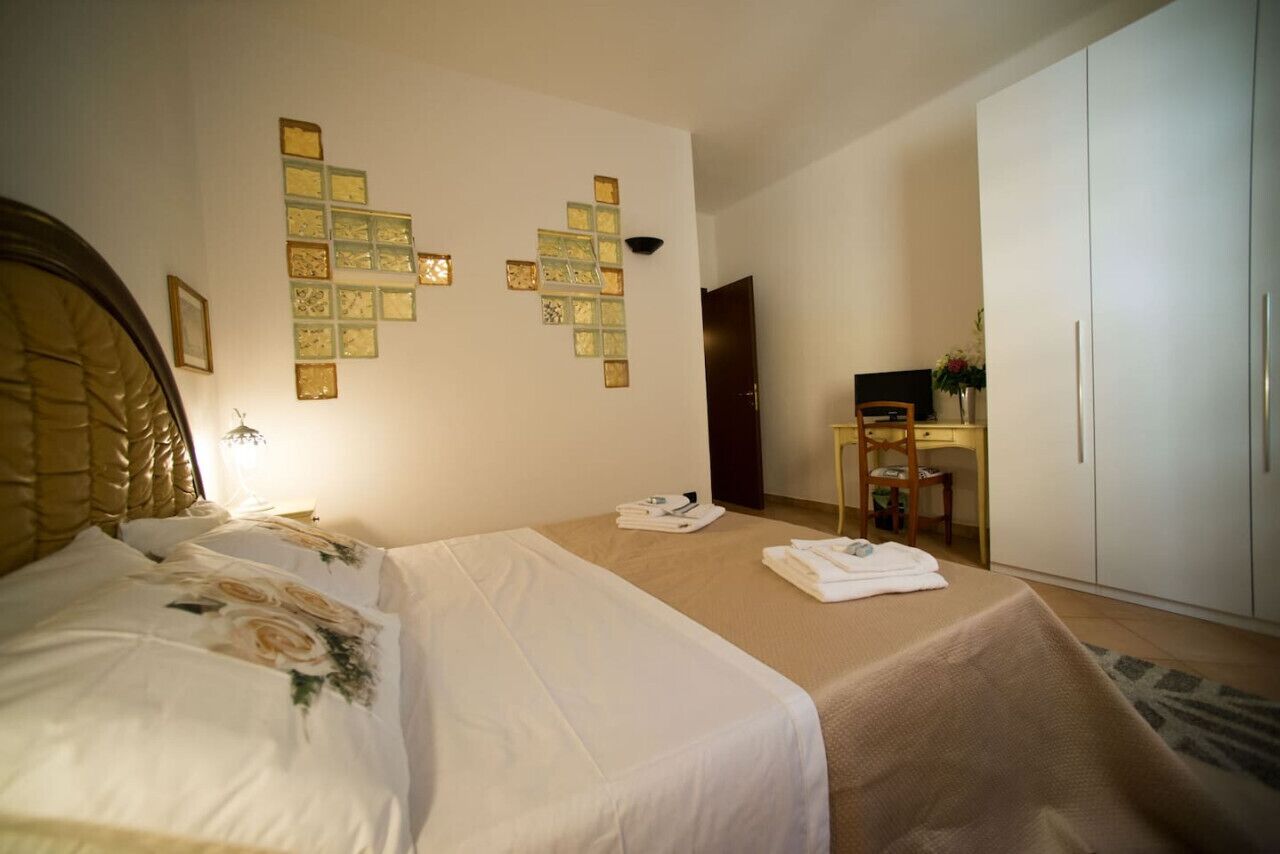 Cuna de viaje, wifi gratis y ropa de cama 