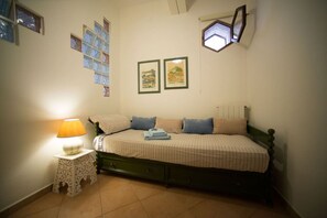 Travel cot, free WiFi, bed sheets