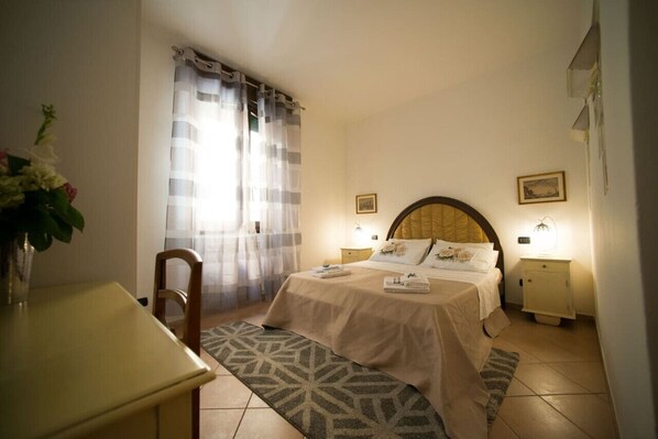 Travel cot, free WiFi, bed sheets