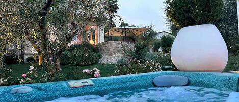 Banyera d'hidromassatge a l'aire lliure