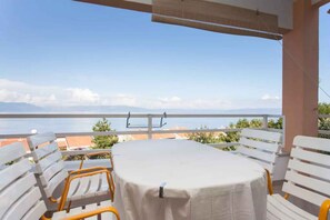 Outdoor dining - Holiday apartment with fantastic sea views (Ravni)