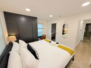 3 slaapkamers, een bureau, een strijkplank/strijkijzer, reisbedje