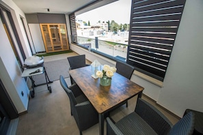 Outdoor dining - Holiday flat with air conditioning (Poreč)