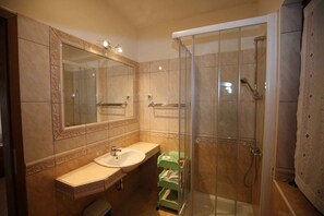 Bathroom - Holiday apartment with air conditioning in beautiful surroundings (Funtana)