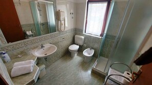 A bathroom with a sink, toilet, bidet, and a shower area. - Holiday apartment with air conditioning in a beautiful setting (Funtana)