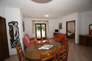TV - Holiday apartment with air conditioning in a beautiful setting (Funtana)