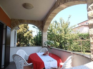 Outdoor dining - Holiday apartment in a beautiful setting, with air conditioning (Funtana)