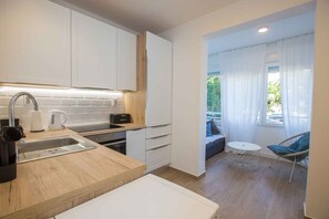 Kühlschrank, Herdplatte, Geschirrspüler, Toaster