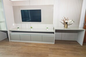 Superior Suite, Non Smoking, Garden View | Television - Tropical Executive Suit 1006 (Manaus)