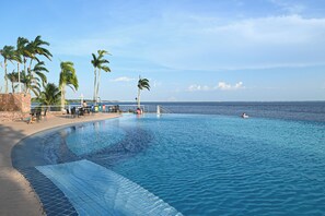 Una piscina al aire libre, sombrillas