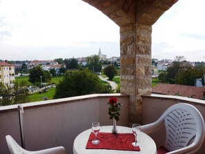 Outdoor dining - Holiday apartment in a beautiful setting, with air conditioning (Funtana)