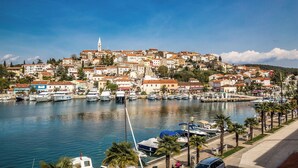 A coastal town with a marina, historic buildings, and a prominent church tower. - Holiday apartment in a beautiful setting, with air conditioning (Funtana)