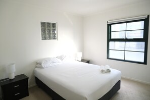 Departamento Deluxe | 3 habitaciones, ropa de cama de alta calidad y escritorio