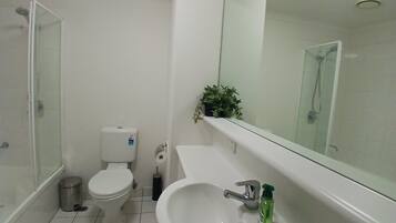 デラックス アパートメント 3 ベッドルーム シティビュー | バスルーム | ヘアドライヤー、タオル、石鹸、シャンプー