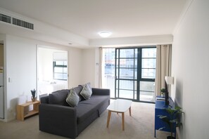 Apartamento Deluxe | Zona de estar | Televisión LED de 30 pulgadas con canales digitales
