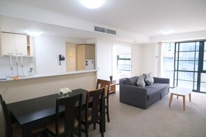 Deluxe Apartment, 3 bedrooms, 1 living room | Living area
