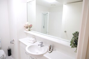 Deluxe Apartment, 3 bedrooms, 1 living room | Bathroom | Combined shower/tub, hair dryer, towels, soap - Readyset Apartments on Spencer North (Melbourne)