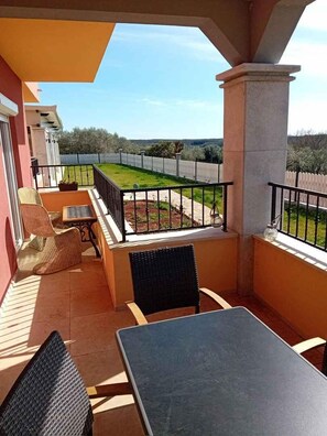 Outdoor dining - Holiday flat with heatable pool (Umag)