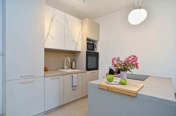 ثلاجة، ميكروويف، فرن، موقد طهي مسطح