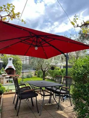 Outdoor dining - Holiday apartment with air conditioning (Skrbcici)
