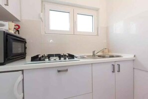 Fridge, microwave, stovetop, coffee/tea maker - Holiday apartment with air conditioning (Skrbcici)