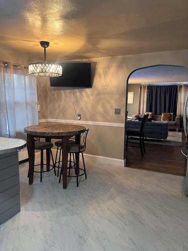 Cozy 2-bedroom apartment in charming West Hartford with WiFi