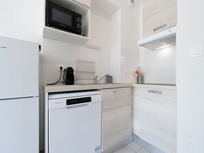 Fridge, microwave, dishwasher, coffee/tea maker